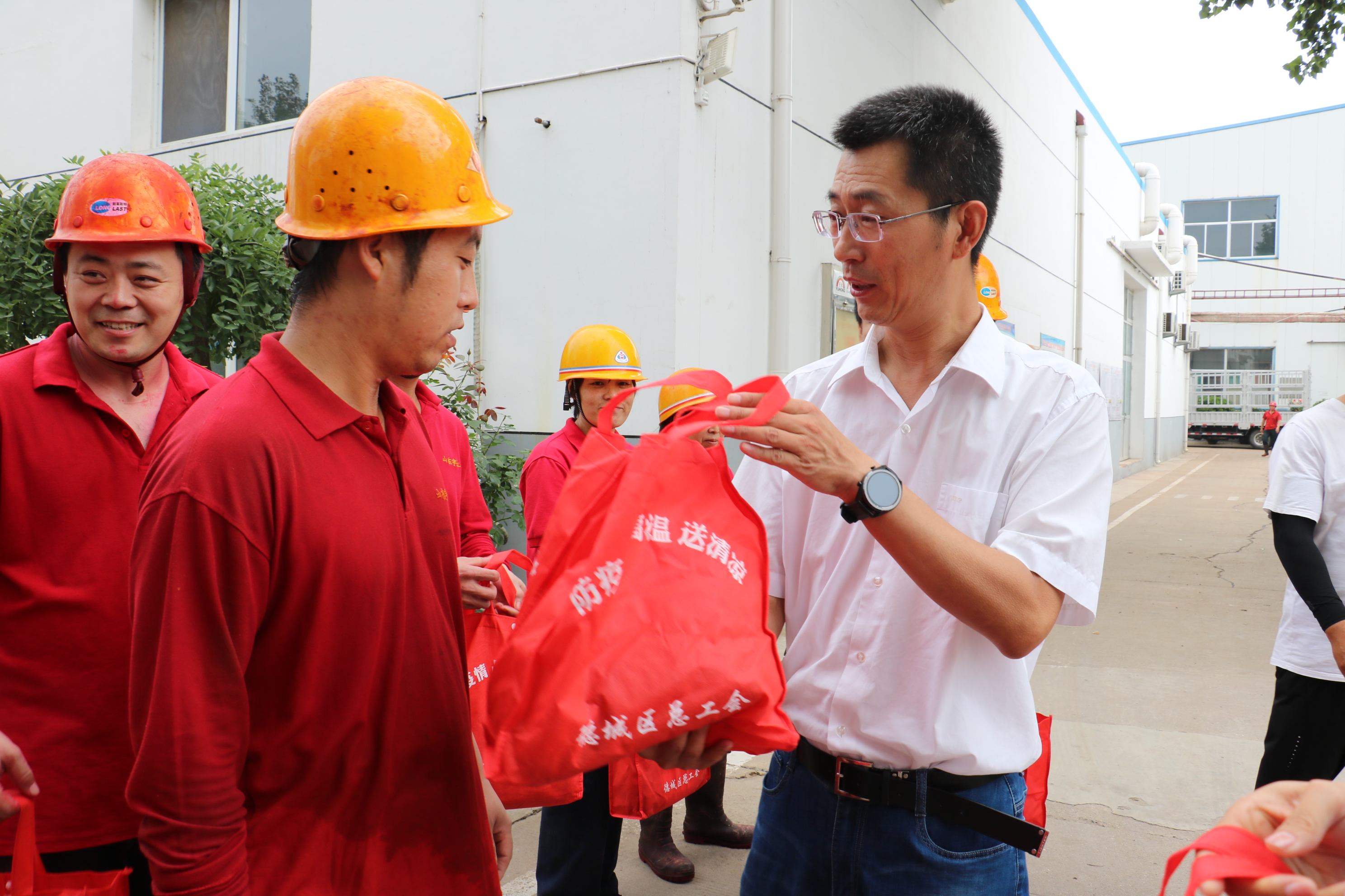 战高温，送清凉|德城区总工会领导莅临精东影业传媒APPV16颜料慰问一线职工
