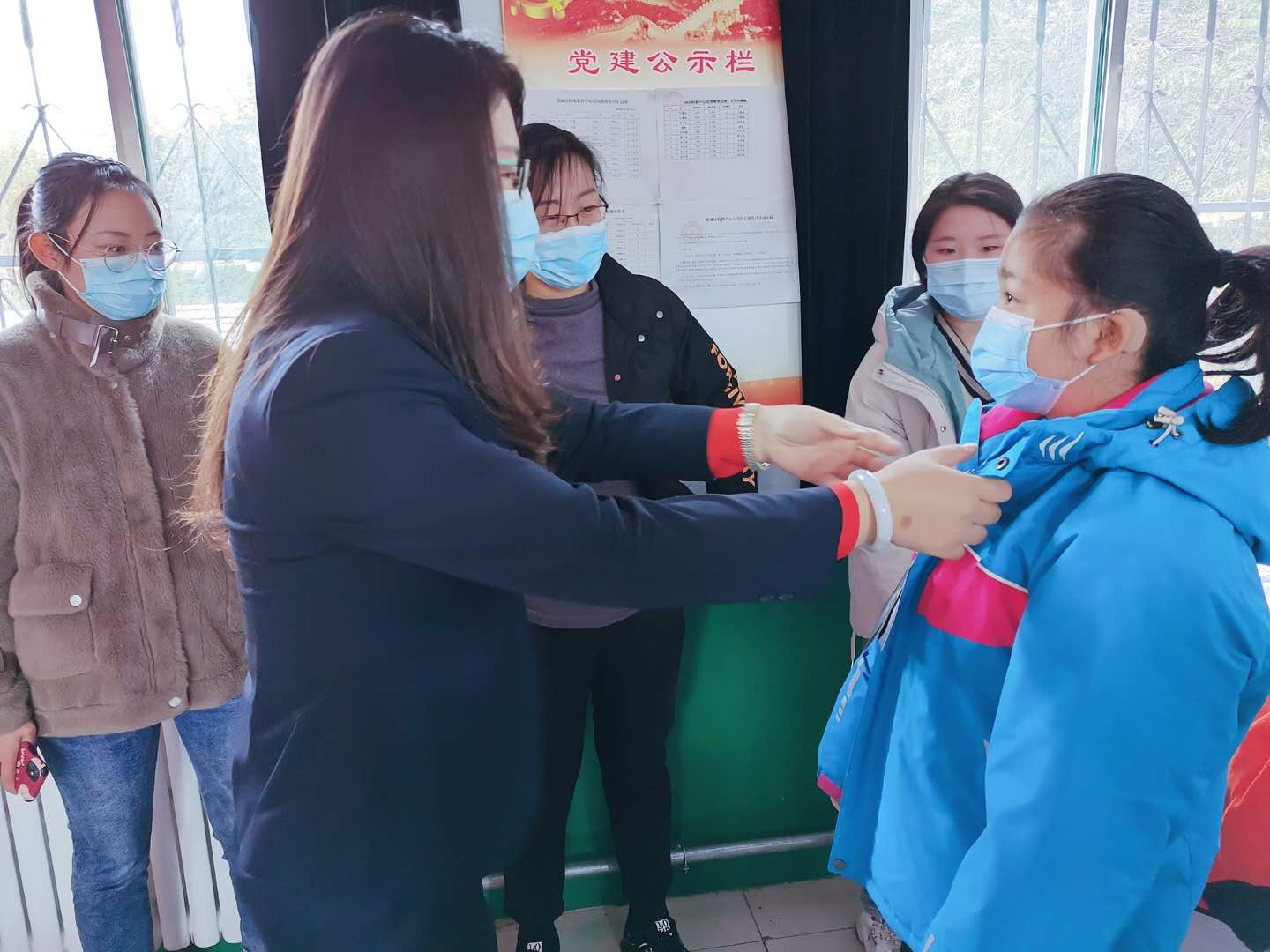 精东影业传媒APPV16颜料德城区特殊教育中心爱心行，棉衣捐赠暖寒冬！